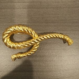 Vintage gold tone brooch